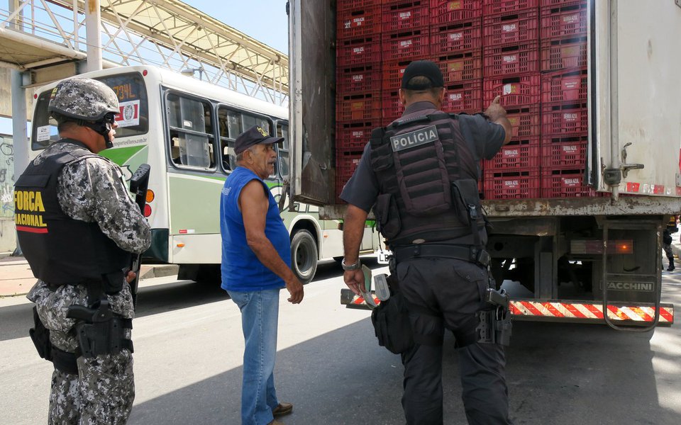 Rio de Janeiro - Agentes da Força Nacional iniciam operação de apoio e reforço à segurança no Rio de Janeiro, com foco no combate ao roubo de cargas e repressão ao crime organizado (Vladimir Platonow/Agência Brasil) (Foto: Paulo Emílio) Rio de Janeiro - Agentes da Força Nacional iniciam operação de apoio e reforço à segurança no Rio de Janeiro, com foco no combate ao roubo de cargas e repressão ao crime organizado (Vladimir Platonow/Agência Brasil)