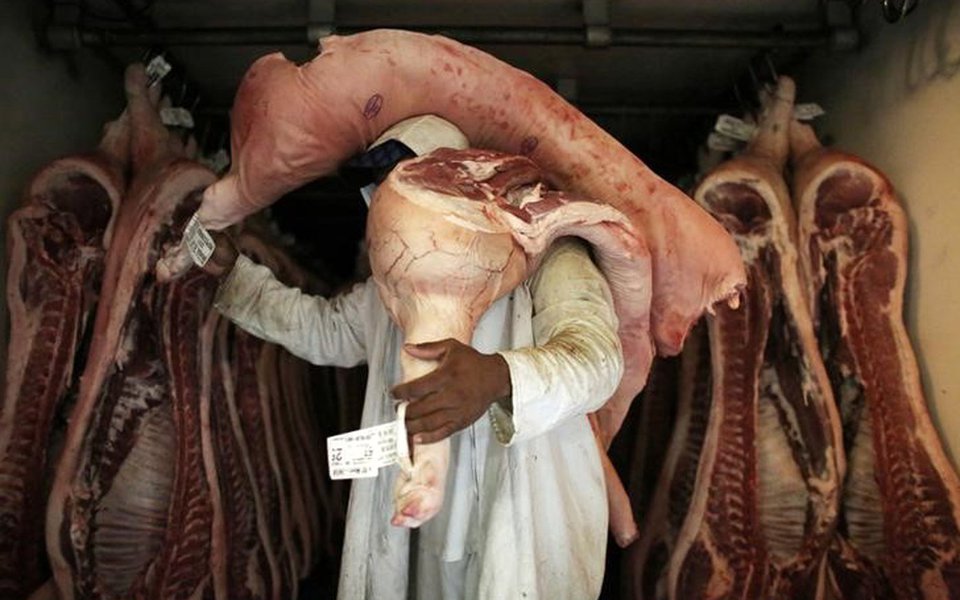 Funcionário carrega pedaços de carne em açougue de São Paulo 10/10/2014 REUTERS/Nacho Doce (Foto: Charles Nisz) Funcionário carrega pedaços de carne em açougue de São Paulo 10/10/2014 REUTERS/Nacho Doce