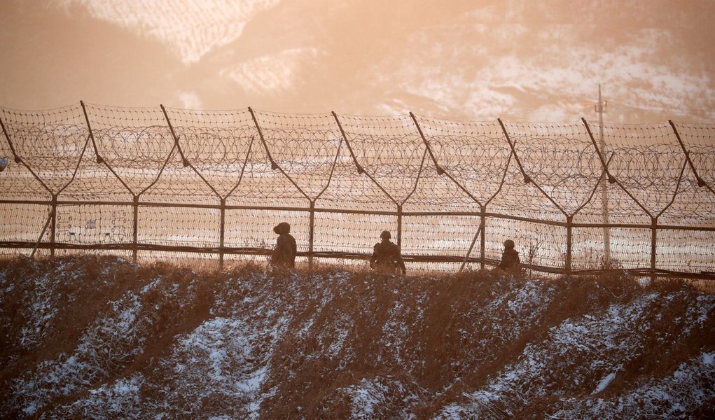 Soldados sul-coreanos trabalham na zona militarizada que separa a Coreia do Sul e do Norte em Paju 21/12/2017 REUTERS/Kim Hong-Ji (Foto: Charles Nisz) Soldados sul-coreanos trabalham na zona militarizada que separa a Coreia do Sul e do Norte em Paju 21/12/2017 REUTERS/Kim Hong-Ji