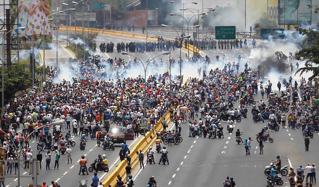 Manifestantes em protesto contra o governo do presidente Nicolás Maduro, em Caracas, Venezuela. 11/04/2017 REUTERS/Christian Veron (Foto: Voney Malta) Manifestantes em protesto contra o governo do presidente Nicolás Maduro, em Caracas, Venezuela. 11/04/2017 REUTERS/Christian Veron