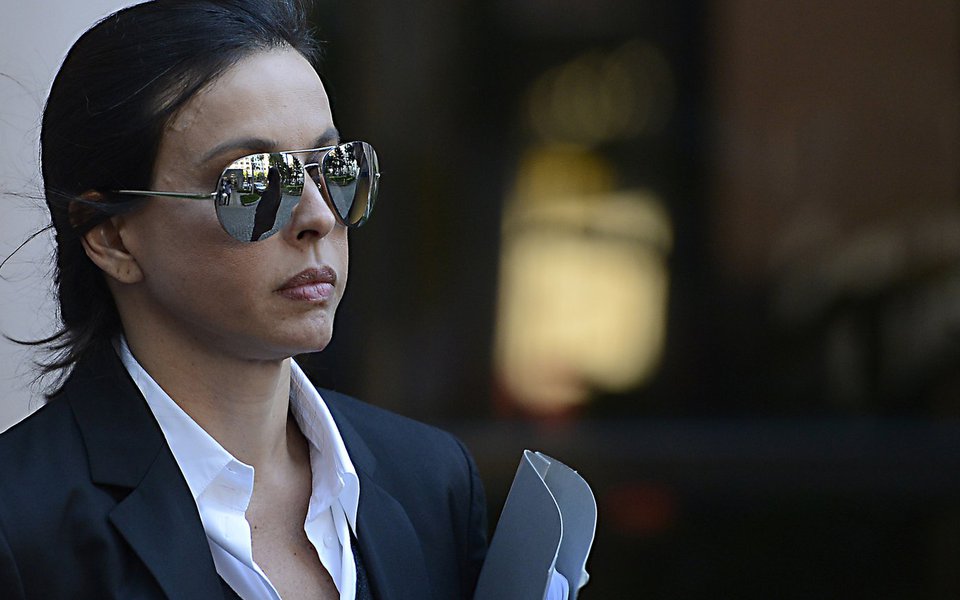 Rio de Janeiro - Esposa do ex-governador Sergio Cabral, Adriana Ancelmo, deixa a 7ª Vara Federal Criminal do Rio de Janeiro após depoimento à Justiça Federal (Fernando Frazão/Agência Brasil) (Foto: Romulo Faro) Rio de Janeiro - Esposa do ex-governador Sergio Cabral, Adriana Ancelmo, deixa a 7ª Vara Federal Criminal do Rio de Janeiro após depoimento à Justiça Federal (Fernando Frazão/Agência Brasil)