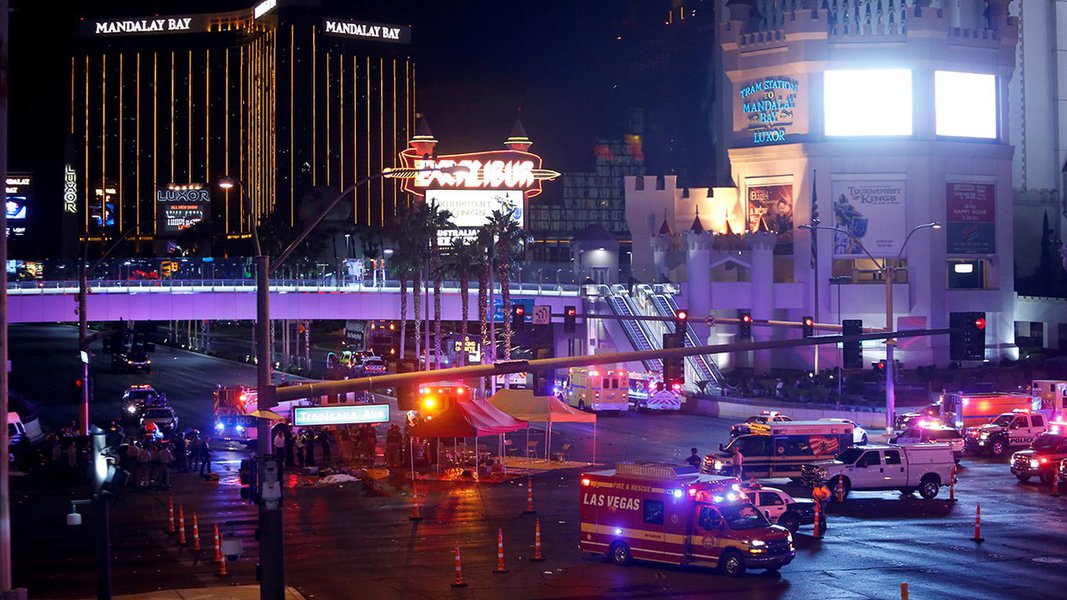 Policiais e médicos se reúnem depois de ataque em festival de música, em Las Vegas 01/10/2017 REUTERS/Las Vegas Sun/Steve Marcus (Foto: Gisele Federicce) Policiais e médicos se reúnem depois de ataque em festival de música, em Las Vegas 01/10/2017 REUTERS/Las Vegas Sun/Steve Marcus