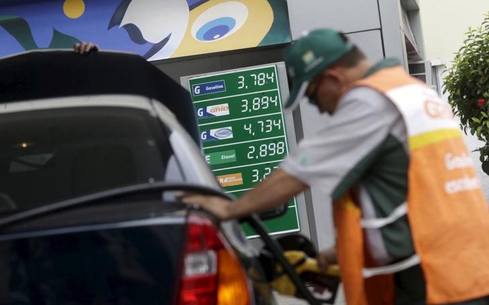 Funcionário abastece carro em posto de combustíveis no Rio de Janeiro, Brasil 30/9/2015 REUTERS/Ricardo Moraes (Foto: Aquiles Lins) Funcionário abastece carro em posto de combustíveis no Rio de Janeiro, Brasil 30/9/2015 REUTERS/Ricardo Moraes