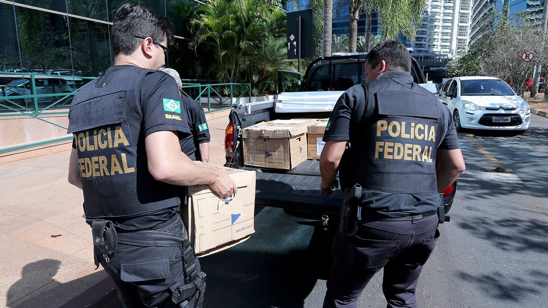Brasília - Na Operação Greenfield no Distrito Federal, policiais federais retiram documentos da Funcef. (Wilson Dias/Agência Brasil) (Foto: Gisele Federicce) Brasília - Na Operação Greenfield no Distrito Federal, policiais federais retiram documentos da Funcef. (Wilson Dias/Agência Brasil)