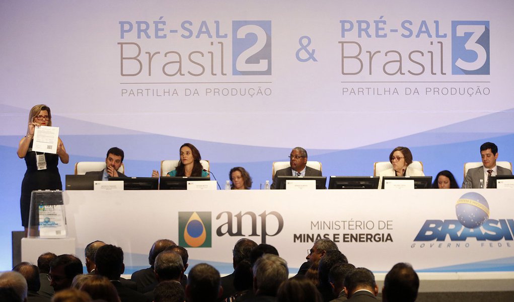 Rio de Janeiro - Representantes de empresas entregam suas propostas no leilão da partilha de blocos do pré-sal em evento da Agência Nacional do Petróleo, Gás Natural e Biocombustíveis (ANP), na Barra da Tijuca, zona oeste da capital fluminense. (Foto: Gisele Federicce) Rio de Janeiro - Representantes de empresas entregam suas propostas no leilão da partilha de blocos do pré-sal em evento da Agência Nacional do Petróleo, Gás Natural e Biocombustíveis (ANP), na Barra da Tijuca, zona oeste da capital fluminense.