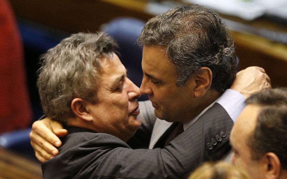 PERRELA1 BSB DF 05/11/2014 - NACIONAL AECIO NEVES/PLENARIO O senador, Aecio Neves (PSDB MG),conversa com senador Zeze Perrela, no plenario do Senado, em Brasilia. FOTO: DIDA SAMPAIO/ESTADAO (Foto: Luciana Oliveira) PERRELA1 BSB DF 05/11/2014 - NACIONAL AECIO NEVES/PLENARIO O senador, Aecio Neves (PSDB MG),conversa com senador Zeze Perrela, no plenario do Senado, em Brasilia. FOTO: DIDA SAMPAIO/ESTADAO