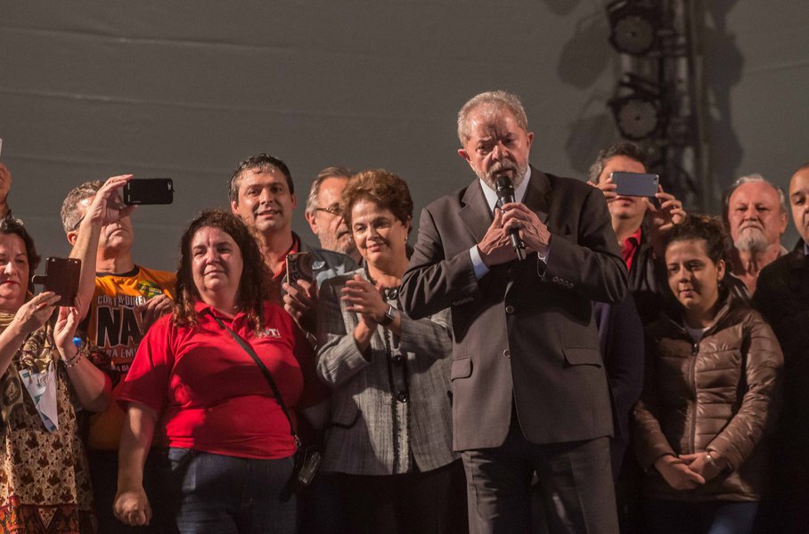 ex-presidente Dilma Rousseff em ato de apoio ao ex-presidente Luiz Inácio Lula da Silva após este prestar depoimento ao juiz federal Sérgio Moro, em Curitiba (Foto: Mariana Tripode) ex-presidente Dilma Rousseff em ato de apoio ao ex-presidente Luiz Inácio Lula da Silva após este prestar depoimento ao juiz federal Sérgio Moro, em Curitiba
