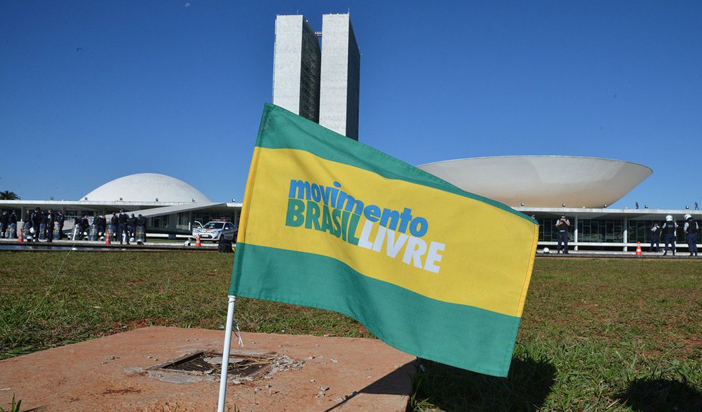 Integrantes do Movimento Brasil Livre realizam ato em frente ao Congresso Nacional (Valter Campanato/Agência Brasil) (Foto: Aquiles Lins) Integrantes do Movimento Brasil Livre realizam ato em frente ao Congresso Nacional (Valter Campanato/Agência Brasil)