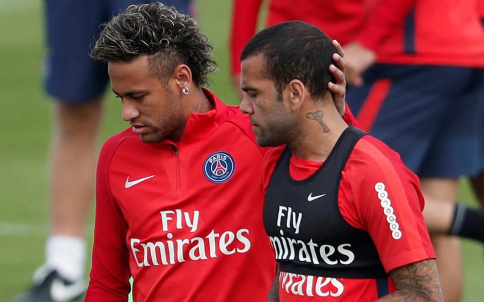 Neymar e Daniel Alves em treino do PSG 11/08/2017 REUTERS/Benoit Tessier (Foto: Aquiles Lins) Neymar e Daniel Alves em treino do PSG 11/08/2017 REUTERS/Benoit Tessier