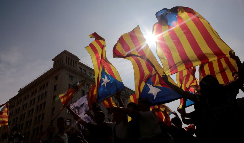 Manifestantes seguram bandeiras separatistas da Catalunha durante protesto, em Barcelona 03/10/2017 REUTERS/Enrique Calvo (Foto: Paulo Emílio) Manifestantes seguram bandeiras separatistas da Catalunha durante protesto, em Barcelona 03/10/2017 REUTERS/Enrique Calvo