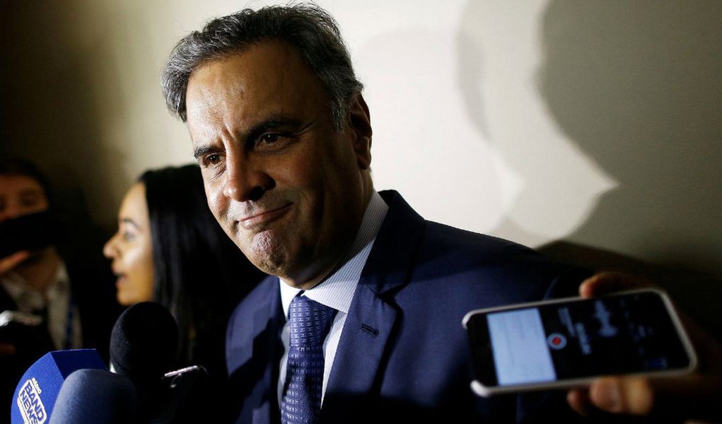 Senador Aécio Neves fala com jornalistas após reunião do PSDB em Brasília (Foto: Aquiles Lins) Senador Aécio Neves fala com jornalistas após reunião do PSDB em Brasília