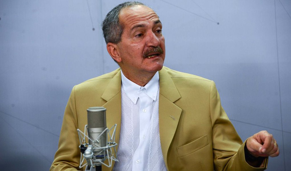 Brasília – O ministro da Defesa, Aldo Rebelo, fala sobre a atuação das Forças Armadas no combate ao mosquito Aedes agypti, durante entrevista ao programa Bom Dia Ministro (Antônio Cruz/Agência Brasil) (Foto: Voney Malta) Brasília – O ministro da Defesa, Aldo Rebelo, fala sobre a atuação das Forças Armadas no combate ao mosquito Aedes agypti, durante entrevista ao programa Bom Dia Ministro (Antônio Cruz/Agência Brasil)