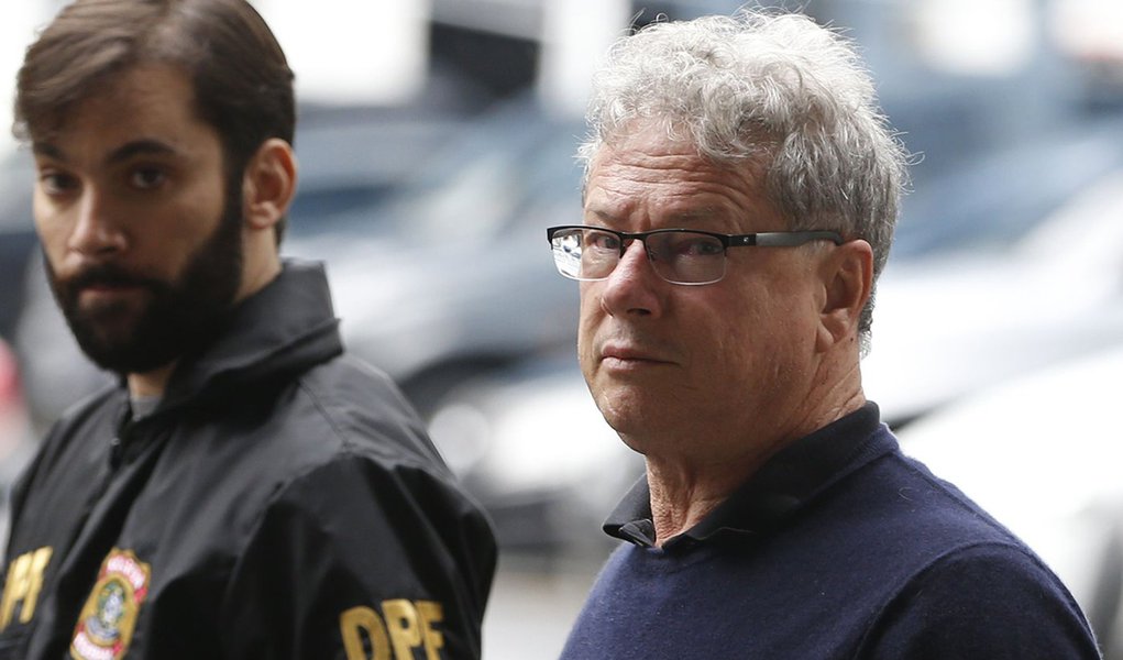 Rio de Janeiro - Em mais um desdobramento da Operação Lava Jato, a Polícia Federal cumpriu mandados de prisão na operação batizada de Ponto Final. Na foto o empresário Jacob Barata Filho, preso ontem (2) no Aeroporto Internacional Tom Jobim/Galeão (Foto: Giuliana Miranda) Rio de Janeiro - Em mais um desdobramento da Operação Lava Jato, a Polícia Federal cumpriu mandados de prisão na operação batizada de Ponto Final. Na foto o empresário Jacob Barata Filho, preso ontem (2) no Aeroporto Internacional Tom Jobim/Galeão