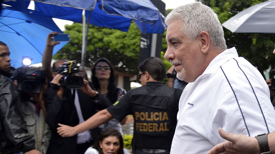 Brasília - O ex-diretor de Marketing do Banco do Brasil, Henrique Pizzolatto, chega ao IML, onde passou por exames, e seguiu para o Complexo Penitenciário da Papuda, onde vai cumprir pena (Antonio Cruz/Agência Brasil) (Foto: Gisele Federicce) Brasília - O ex-diretor de Marketing do Banco do Brasil, Henrique Pizzolatto, chega ao IML, onde passou por exames, e seguiu para o Complexo Penitenciário da Papuda, onde vai cumprir pena (Antonio Cruz/Agência Brasil)