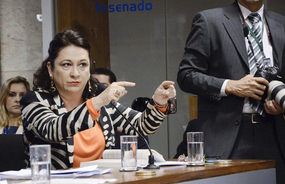 Senadora Kátia Abreu (PMDB-TO) durante reunião do colegiado. Na pauta, o projeto que desobriga do registro e licenciamento anual as máquinas agrícolas (Foto: José Barbacena) Senadora Kátia Abreu (PMDB-TO) durante reunião do colegiado. Na pauta, o projeto que desobriga do registro e licenciamento anual as máquinas agrícolas