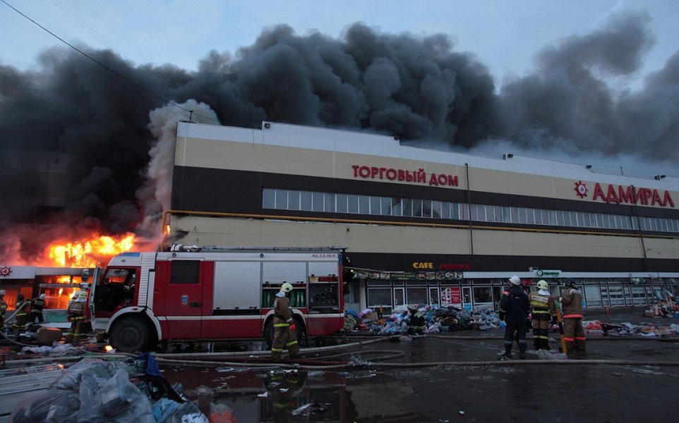 Incêndio destrói shopping em Moscou e milhares são evacuados (Foto: Paulo Emílio) Incêndio destrói shopping em Moscou e milhares são evacuados