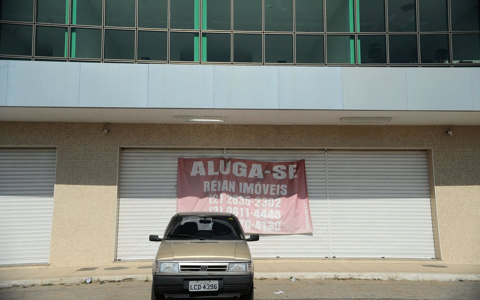 Itaboraí (RJ) - Anúncio de aluguel de lojas e salas se espalham pela cidade. O desemprego aumentou após a redução das obras do Comperj (Tânia Rêgo/Agência Brasil) (Foto: Paulo Emílio) Itaboraí (RJ) - Anúncio de aluguel de lojas e salas se espalham pela cidade. O desemprego aumentou após a redução das obras do Comperj (Tânia Rêgo/Agência Brasil)