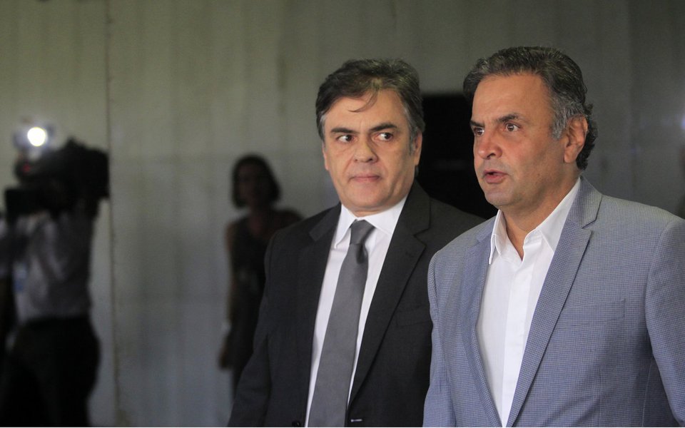 Senador Aécio Neves (PSDB-MG) e senador Cássio Cunha Lima (PSDB-PB) chegam para reunião com lideranças da oposição. Foto: Beto Barata/Agência Senado (Foto: Giuliana Miranda) Senador Aécio Neves (PSDB-MG) e senador Cássio Cunha Lima (PSDB-PB) chegam para reunião com lideranças da oposição. Foto: Beto Barata/Agência Senado