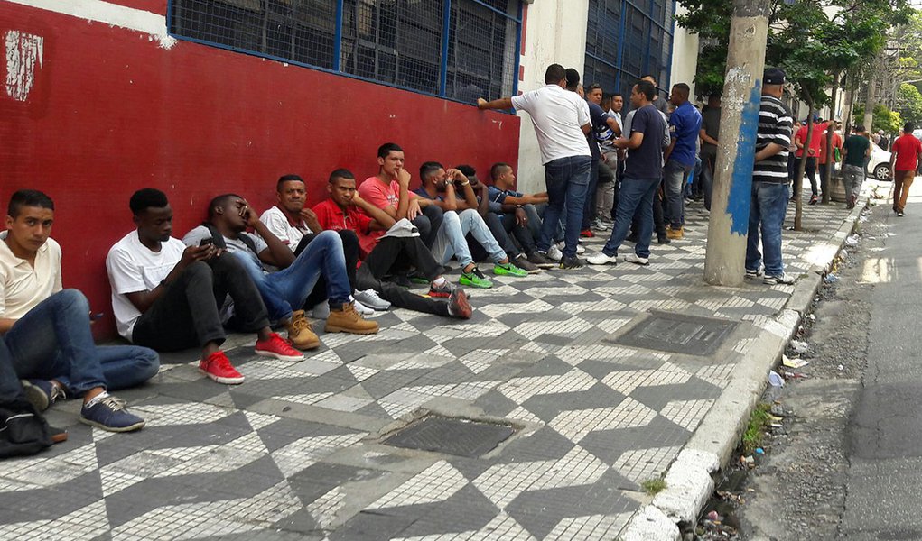 21/02/2017- São Paulo- SP, Brasil- Empresa de tercerização de segurança e limpeza seleciona candidatos, causando grandes filas, no bairro de Campos Elíseos, no centro de São Paulo. Foto: Cesar Itiberê / Fotos Públicas (Foto: Aquiles Lins) 21/02/2017- São Paulo- SP, Brasil- Empresa de tercerização de segurança e limpeza seleciona candidatos, causando grandes filas, no bairro de Campos Elíseos, no centro de São Paulo. Foto: Cesar Itiberê / Fotos Públicas