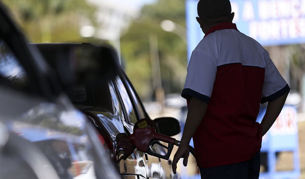 Brasília - Postos de combustíveis ajustam os preços e repassam para o consumidor o aumento da alíquota do PIS e Cofins pelo litro da gasolina(Marcelo Camargo/Agência Brasil) (Foto: Paulo Emílio) Brasília - Postos de combustíveis ajustam os preços e repassam para o consumidor o aumento da alíquota do PIS e Cofins pelo litro da gasolina(Marcelo Camargo/Agência Brasil)