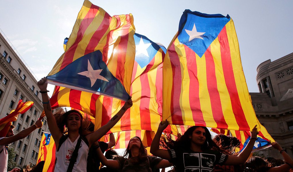 Manifestantes levantam bandeiras da Catalunha durante protesto, em Barcelona 03/10/2017 REUTERS/Enrique Calvo (Foto: Aquiles Lins) Manifestantes levantam bandeiras da Catalunha durante protesto, em Barcelona 03/10/2017 REUTERS/Enrique Calvo