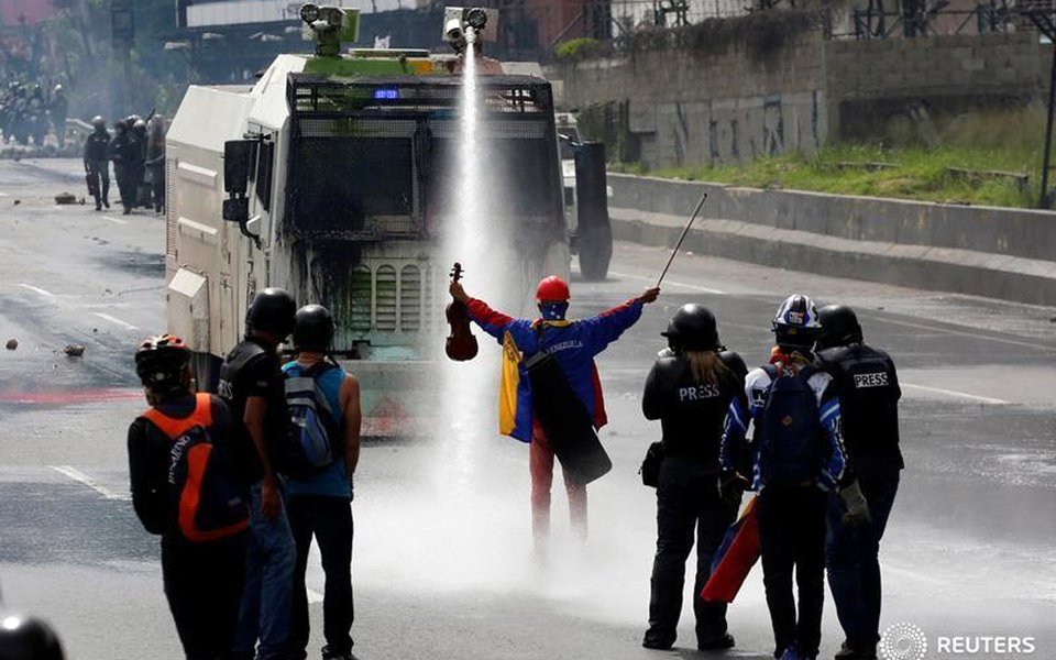 Jovem violinista venezuelano Wuilly Arteaga, durante protesto contra o governo do presidente Nicolás Maduro, em Caracas 24/05/2017 REUTERS/Carlos Garcia Rawlins (Foto: Gisele Federicce) Jovem violinista venezuelano Wuilly Arteaga, durante protesto contra o governo do presidente Nicolás Maduro, em Caracas 24/05/2017 REUTERS/Carlos Garcia Rawlins