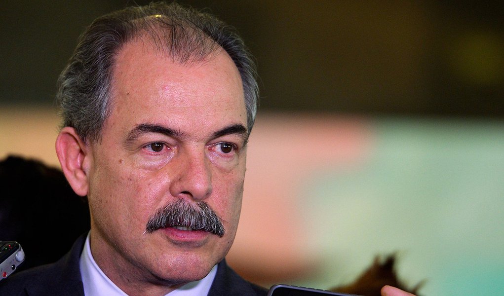 O ministro-chefe da Casa Civil, Aloizio Mercadante, fala à imprensa, no Palácio do Planalto (Wilson Dias/Agência Brasil) (Foto: Leonardo Attuch) O ministro-chefe da Casa Civil, Aloizio Mercadante, fala à imprensa, no Palácio do Planalto (Wilson Dias/Agência Brasil)