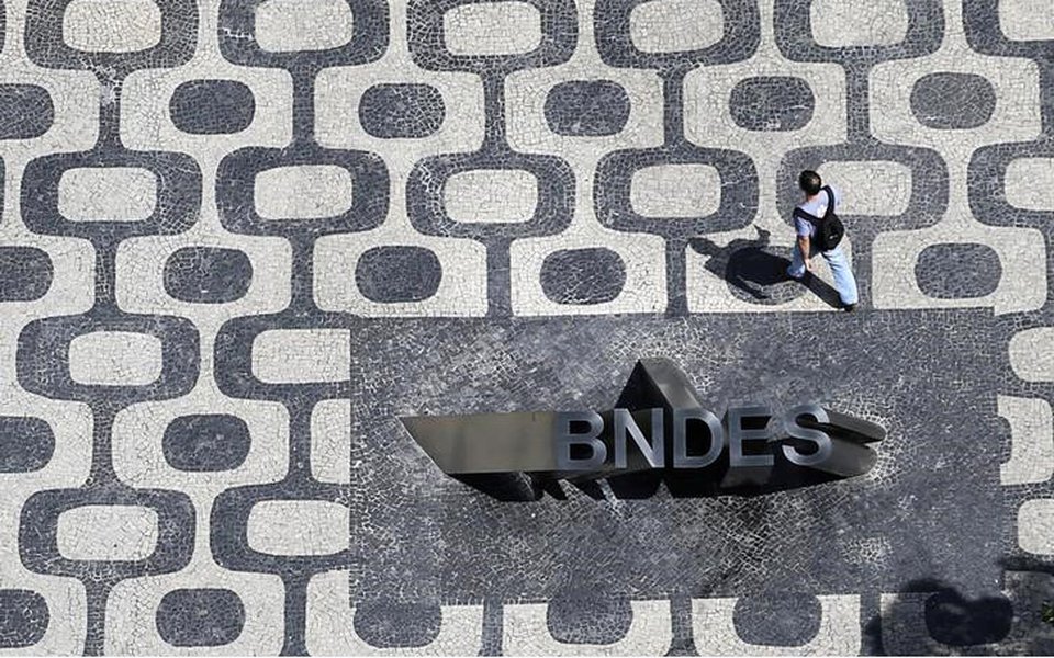 Logo do BNDES é visto na entrada de sua sede no Rio de Janeiro, Brasil 11/1/2017 REUTERS/Nacho Doce (Foto: Aquiles Lins) Logo do BNDES é visto na entrada de sua sede no Rio de Janeiro, Brasil 11/1/2017 REUTERS/Nacho Doce