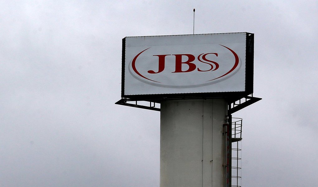 Logo da JBS é visto em unidade na cidade de Jundiaí. 01/06/2017 REUTERS/Paulo Whitaker (Foto: Aquiles Lins) Logo da JBS é visto em unidade na cidade de Jundiaí. 01/06/2017 REUTERS/Paulo Whitaker