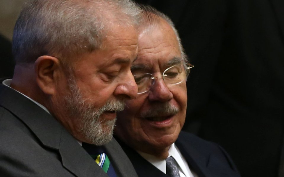 Brasília - Os ex-presidentes Lula e José Sarney na cerimônia de posse da nova presidente do Supremo Tribunal Federal (STF), ministra Cármen Lúcia (Valter Campanato/Agência Brasil) (Foto: Leonardo Lucena) Brasília - Os ex-presidentes Lula e José Sarney na cerimônia de posse da nova presidente do Supremo Tribunal Federal (STF), ministra Cármen Lúcia (Valter Campanato/Agência Brasil)