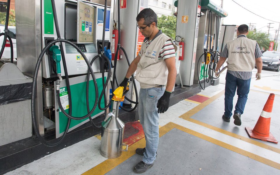 O Governador de São Paulo, durante fiscalização aos postos de gasolina. Local: São Paulo. Data: 17/10/2016 Foto: Ciete Silvério/A2IMG (Foto: Cláudio da Costa Oliveira) O Governador de São Paulo, durante fiscalização aos postos de gasolina. Local: São Paulo. Data: 17/10/2016 Foto: Ciete Silvério/A2IMG