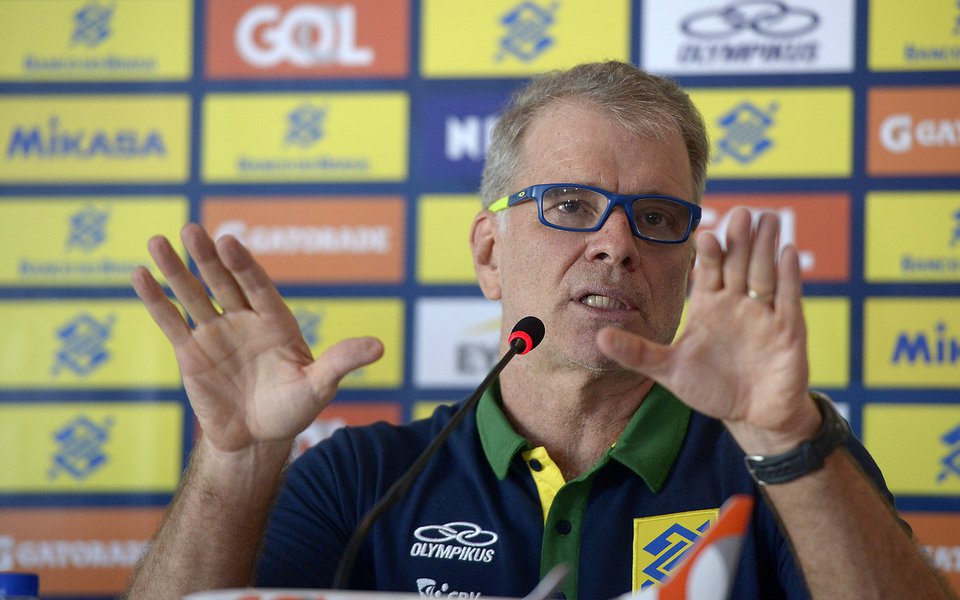 O técnico Bernardinho anuncia os convocados para defender a seleção masculina de vôlei. Foto: Alexandre Loureiro/ inovado (Foto: Giuliana Miranda) O técnico Bernardinho anuncia os convocados para defender a seleção masculina de vôlei. Foto: Alexandre Loureiro/ inovado