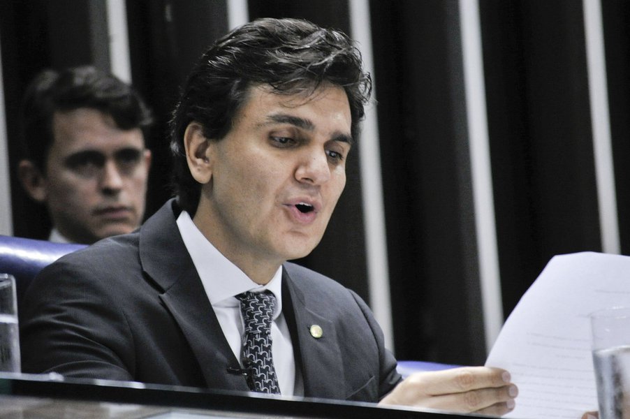 Deputado Gabriel Chalita (PMDB-SP) durante sessão solene do Congresso em homenagem ao padre José de Anchieta, canonizado no último dia 3 de abril Foto: Geraldo Magela/Agência Senado (Foto: Leonardo Lucena) Deputado Gabriel Chalita (PMDB-SP) durante sessão solene do Congresso em homenagem ao padre José de Anchieta, canonizado no último dia 3 de abril Foto: Geraldo Magela/Agência Senado