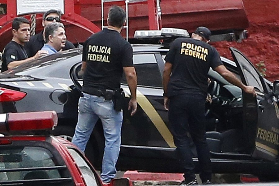 Rio de Janeiro - O ex-governador Anthony Garotinho é levado preso por agentes da Polícia Federal, para o presídio em Benfica ( Fernando Frazão/Agênci Brasil) (Foto: Charles Nisz) Rio de Janeiro - O ex-governador Anthony Garotinho é levado preso por agentes da Polícia Federal, para o presídio em Benfica ( Fernando Frazão/Agênci Brasil)