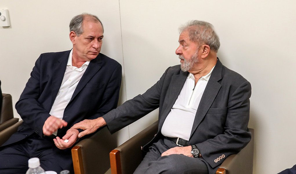 03/02/2017- São Paulo- SP, Brasil- Ex-presidente Lula recebe vista de Ciro Gomes e do governador do Ceará, Camilo Santana (PT-CE), no hospital Sírio-Libanês, onde está internada a ex-primeira-dama Marisa Letícia. Foto: Ricardo Stuckert / Instituto Lula (Foto: Jean Menezes de Aguiar) 03/02/2017- São Paulo- SP, Brasil- Ex-presidente Lula recebe vista de Ciro Gomes e do governador do Ceará, Camilo Santana (PT-CE), no hospital Sírio-Libanês, onde está internada a ex-primeira-dama Marisa Letícia. Foto: Ricardo Stuckert / Instituto Lula