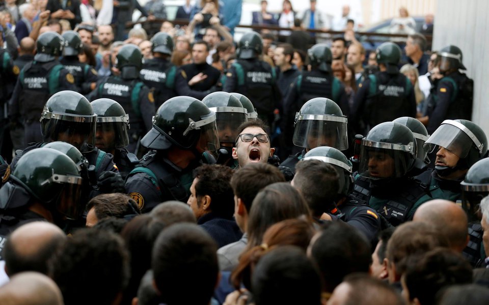 Choque entre policiais e multidão, durante referendo de independência da Catalunha em Sant Julia de Ramis, na Espanha 01/10/2017 REUTERS/Juan Medina (Foto: Paulo Emílio) Choque entre policiais e multidão, durante referendo de independência da Catalunha em Sant Julia de Ramis, na Espanha 01/10/2017 REUTERS/Juan Medina