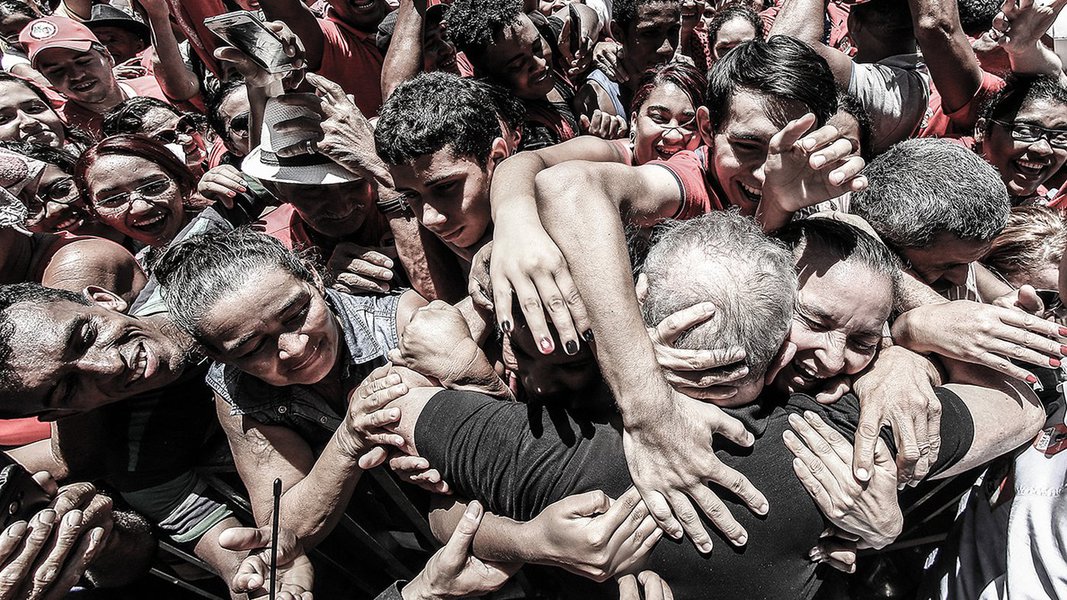 Barbalha- CE- Brasil- Ex-presidente Lula é recebido por militantes na cidade de Barbalha. Lula participa de comícios nas cidades de Fortaleza, Barbalha e Iguatu. Foto: Ricardo Stuckert/ Instituto Lula (Foto: Edison Brito) Barbalha- CE- Brasil- Ex-presidente Lula é recebido por militantes na cidade de Barbalha. Lula participa de comícios nas cidades de Fortaleza, Barbalha e Iguatu. Foto: Ricardo Stuckert/ Instituto Lula