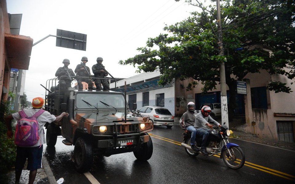Vila Velha (ES) - Soldados do Exército fazem a segurança das ruas e dos terminais rodoviários vazios em Vila Velha, região metropolitana de Vitória (Tânia Rêgo/Agência Brasil) (Foto: Leonardo Attuch) Vila Velha (ES) - Soldados do Exército fazem a segurança das ruas e dos terminais rodoviários vazios em Vila Velha, região metropolitana de Vitória (Tânia Rêgo/Agência Brasil)