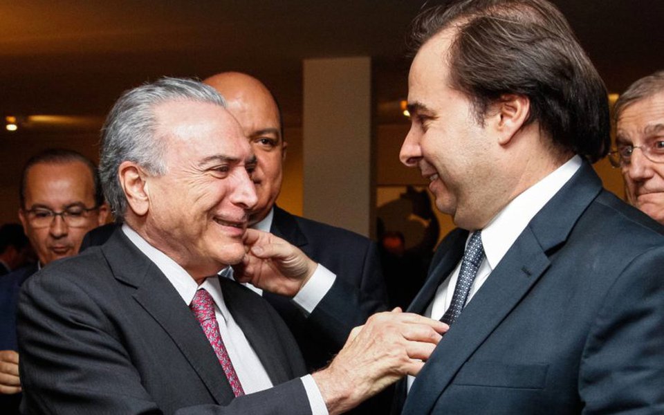 Presidente Michel Temer cumprimenta o Presidente da Câmara do Deputados, Rodrigo Maia, durante coquetel com parlamentares da base aliada na residência oficial do Presidente da Câmara dos Deputados. (Brasília - DF 24/10/2016) Foto: Carolina Antunes/PR (Foto: Paulo Emílio) Presidente Michel Temer cumprimenta o Presidente da Câmara do Deputados, Rodrigo Maia, durante coquetel com parlamentares da base aliada na residência oficial do Presidente da Câmara dos Deputados. (Brasília - DF 24/10/2016) Foto: Carolina Antunes/PR