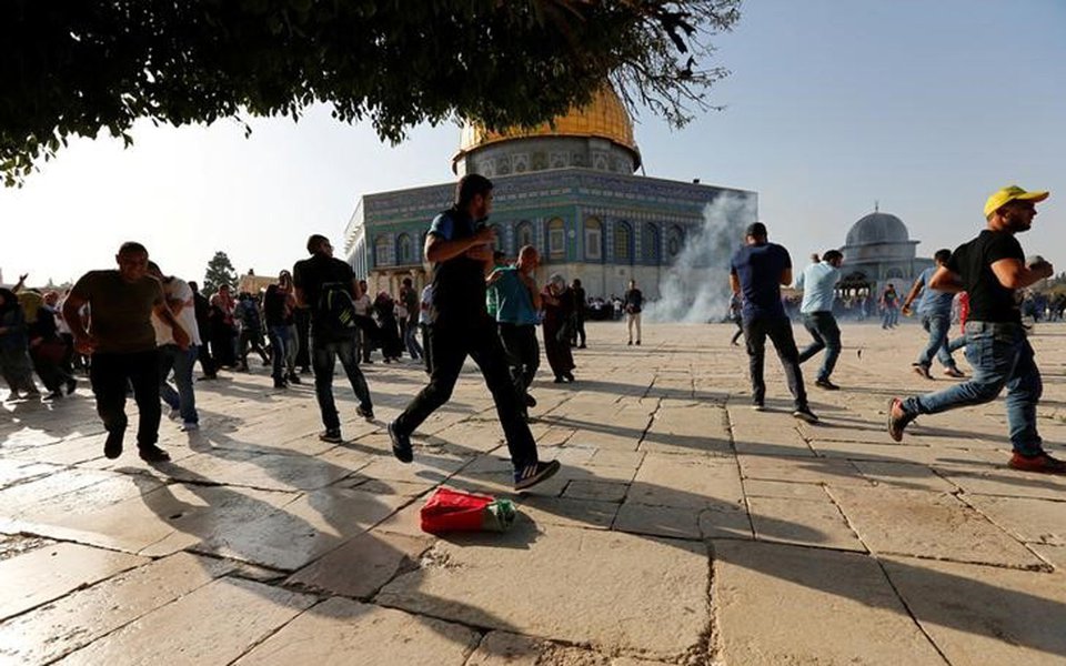 Palestinos reagem a granadas de atordoamento no complexo conhecido como Santuário Nobre pelos muçulmanos e Monte do Templo pelos judeus 27/07/2017 REUTERS/Muammar Awad (Foto: Paulo Emílio) Palestinos reagem a granadas de atordoamento no complexo conhecido como Santuário Nobre pelos muçulmanos e Monte do Templo pelos judeus 27/07/2017 REUTERS/Muammar Awad