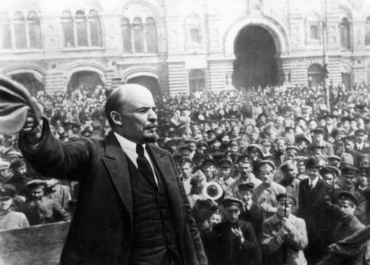 Vladimir Ilyich Lenin (1870 - 1924), Russian revolutionary, making a speech in Moscow. Original Publication: People Disc - HG0194 (Photo by Keystone/Getty Images) (Foto: Chico Alencar) Vladimir Ilyich Lenin (1870 - 1924), Russian revolutionary, making a speech in Moscow. Original Publication: People Disc - HG0194 (Photo by Keystone/Getty Images)