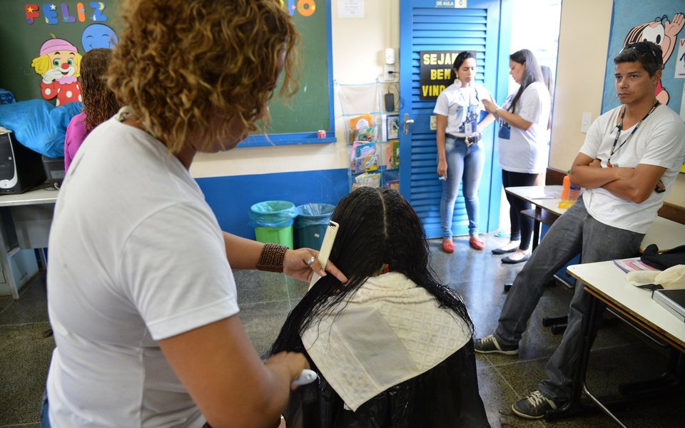 Mutirão da cidadania em São Sebastião. Corte comunitário de cabelo (Valter Campanato/Agência Brasil) (Foto: Flavio Dino) Mutirão da cidadania em São Sebastião. Corte comunitário de cabelo (Valter Campanato/Agência Brasil)
