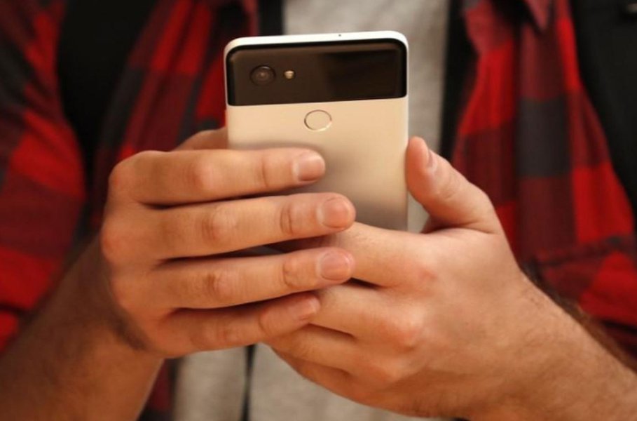 Pessoa testa Pixel 2, celular do Google, durante evento em San Francisco, Estados Unidos 4/10/2017 REUTERS/Stephen Lam (Foto: Charles Nisz) Pessoa testa Pixel 2, celular do Google, durante evento em San Francisco, Estados Unidos 4/10/2017 REUTERS/Stephen Lam