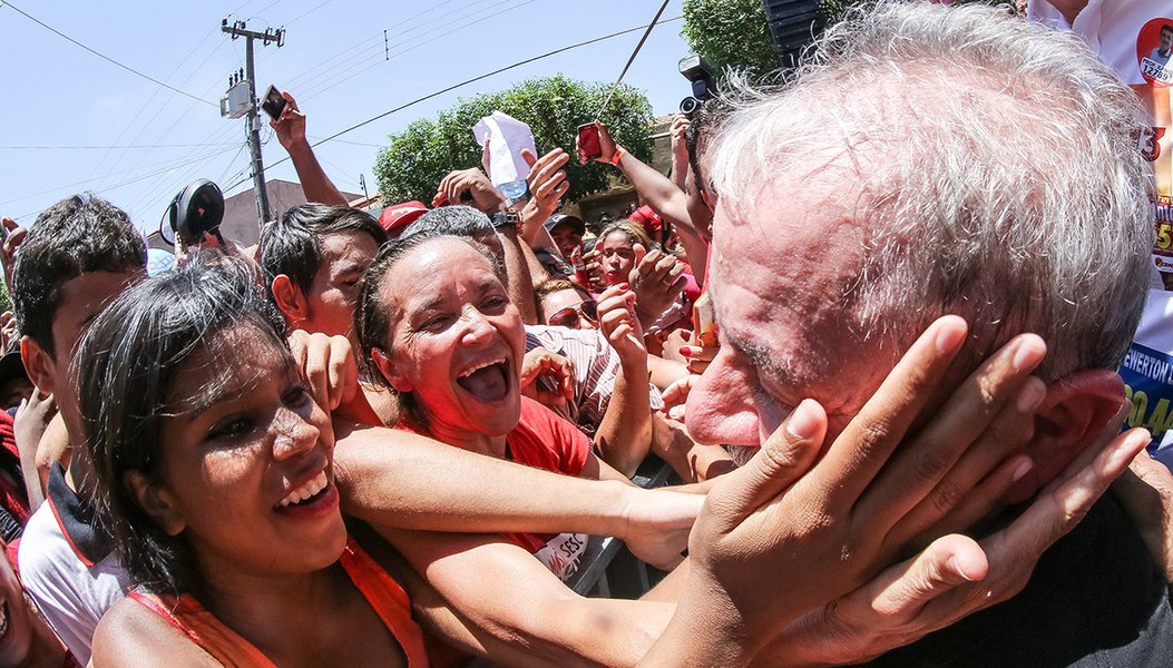 Barbalha- CE- Brasil- Ex-presidente Lula é recebido por militantes na cidade de Barbalha. Lula participa de comícios nas cidades de Fortaleza, Barbalha e Iguatu. Foto: Ricardo Stuckert/ Instituto Lula (Foto: Aquiles Lins) Barbalha- CE- Brasil- Ex-presidente Lula é recebido por militantes na cidade de Barbalha. Lula participa de comícios nas cidades de Fortaleza, Barbalha e Iguatu. Foto: Ricardo Stuckert/ Instituto Lula