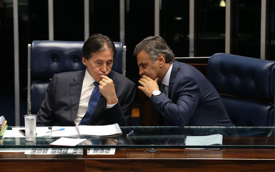 Bras�lia - Presidente do Senado, Eun�cio Oliveira, conversa com o senador A�cio Neves durante sess�o plen�ria (Fabio Rodrigues Pozzebom/Ag�ncia Brasil) (Foto: Rodrigo Rocha) Bras�lia - Presidente do Senado, Eun�cio Oliveira, conversa com o senador A�cio Neves durante sess�o plen�ria (Fabio Rodrigues Pozzebom/Ag�ncia Brasil)