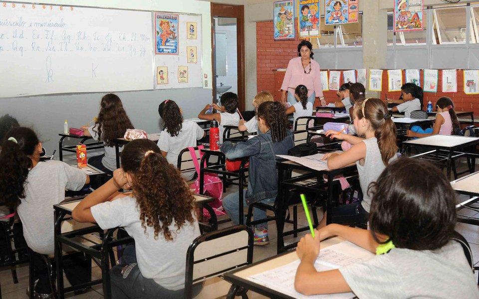 Volta �s Aulas na rede estadual de ensino. Cr�dito: Osvaldo Afonso/Imprensa MG Data: 06-02-2012 Local: Escola Estadual Leon Renault (Foto: Beth Sahão) Volta �s Aulas na rede estadual de ensino. Cr�dito: Osvaldo Afonso/Imprensa MG Data: 06-02-2012 Local: Escola Estadual Leon Renault