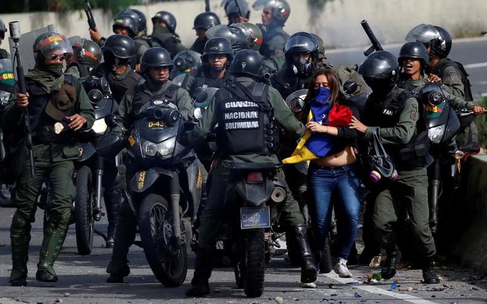Confronto entre manifestante e policiais durante protesto contra o presidente da Venezuela, Nicolás Maduro, em Caracas 10/07/2017 REUTERS/Carlos Garcia Rawlins (Foto: Paulo Emílio) Confronto entre manifestante e policiais durante protesto contra o presidente da Venezuela, Nicolás Maduro, em Caracas 10/07/2017 REUTERS/Carlos Garcia Rawlins