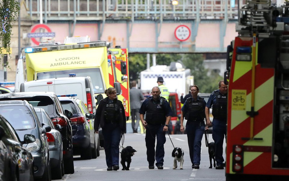 Polícia britânica após incidente na estação de metrô Parsons Green, em Londres 15/09/2017 REUTERS/Luke MacGregor (Foto: José Barbacena) Polícia britânica após incidente na estação de metrô Parsons Green, em Londres 15/09/2017 REUTERS/Luke MacGregor