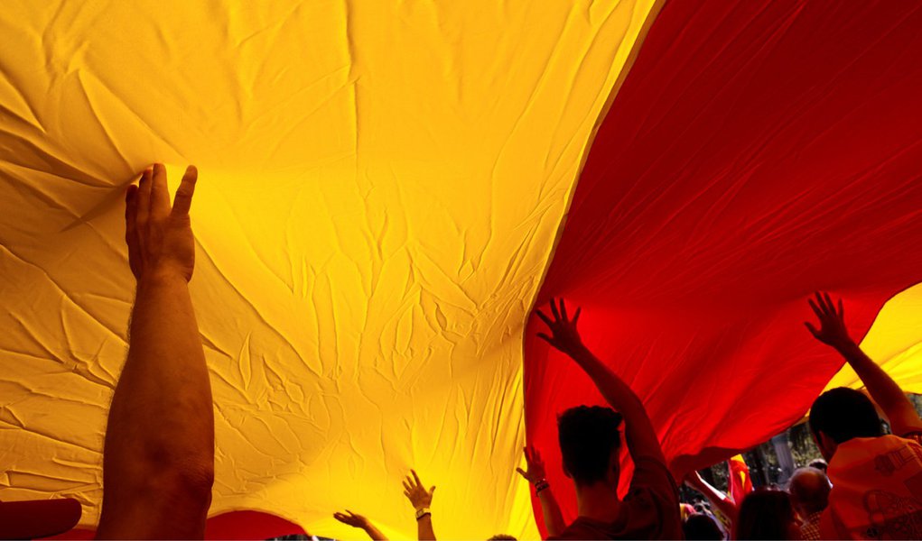 Manifestantes contra independência da Catalunha carregam bandeira da Espanha durante protesto em Barcelona 08/10/2017 REUTERS/Enrique Calvo (Foto: Leonardo Attuch) Manifestantes contra independência da Catalunha carregam bandeira da Espanha durante protesto em Barcelona 08/10/2017 REUTERS/Enrique Calvo