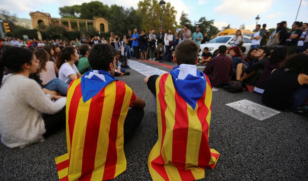 Estudantes vestem bandeira separatista da Catalunha durante protesto em Barcelona, Espanha 17/10/2017 REUTERS/Ivan Alvarado (Foto: Paulo Emílio) Estudantes vestem bandeira separatista da Catalunha durante protesto em Barcelona, Espanha 17/10/2017 REUTERS/Ivan Alvarado